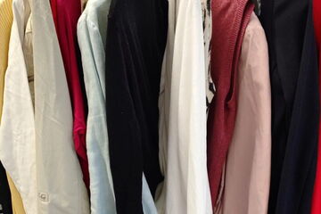 Verschiedene Damenoberbekleidung