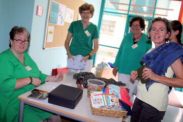 Das Team des Second-Hand-Ladens an der Kasse