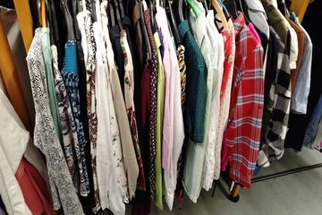 Verschiedene Damenoberbekleidung