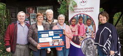 Gruppenfoto Spendenübergabe mit Anton Rothfischer