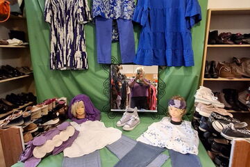 Präsentiere Kleidung in der Auslage