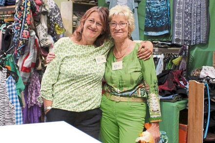 Zwei Damen vom Team des Second-Hand-Ladens