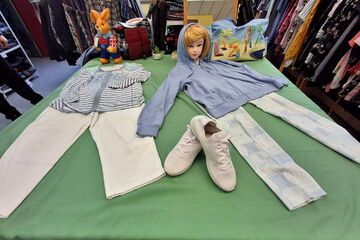 Ausgestellte Kinderbekleidung