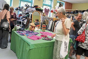 Kunschaft des Second-Hand-Ladens sieht sich um