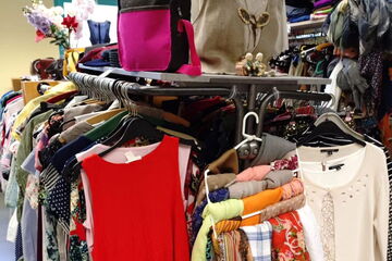 Verschiedene Damenoberbekleidung